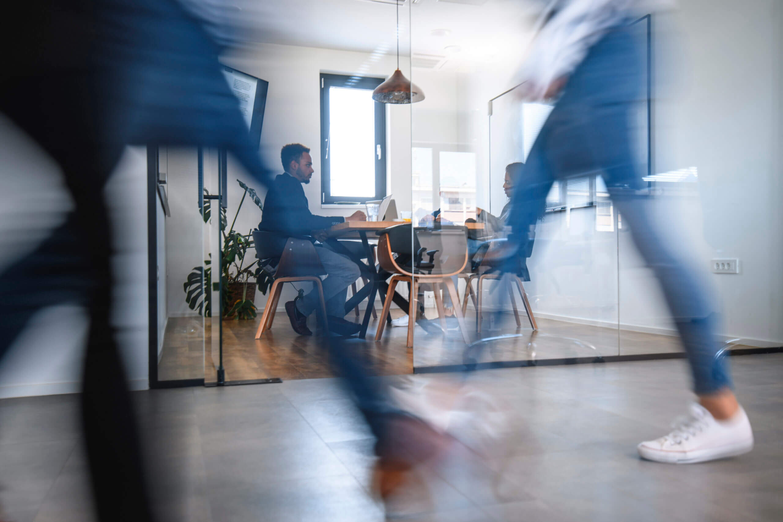 Langzeitaufnahme von Leuten die vorbei laufen.